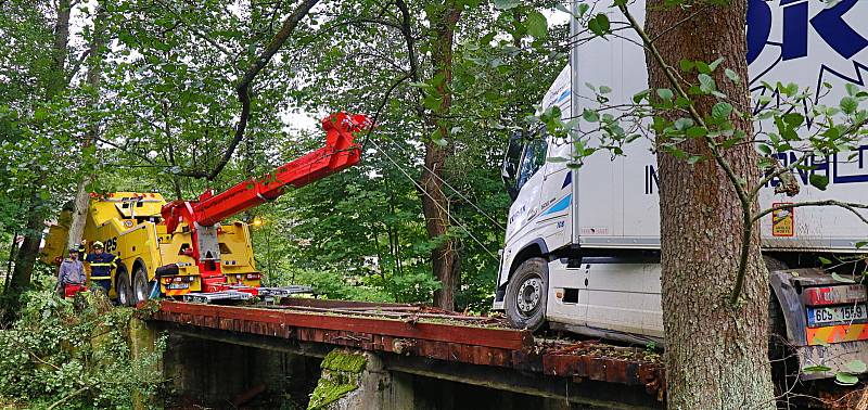 Z vyprošťování kamionu z mostu přes Mži i osady Ústí na Tachovsku.