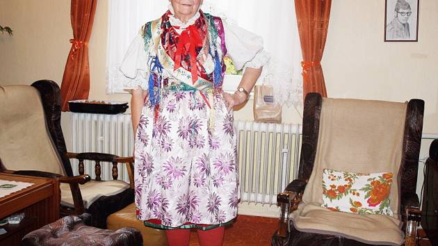 EVA MICHALICOVÁ byla v šedesátých letech jednou ze členek Sulislavského souboru písní a tanců. Pro Deník se oblékla do tradičního sulislavského kroje.