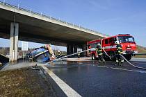 Pondělní dopravní nehoda na sjezdu z dálnice D5 u Mlýnců.
