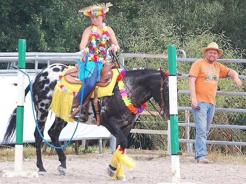 Jezdecké závody v havajském stylu.