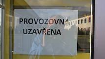 Dálniční známky se na přechodu v Rozvadově dají pořídit na několika místech. Rozdíly v konečné platbě tvoří poplatky a různé kurzy nákupu a prodeje eura