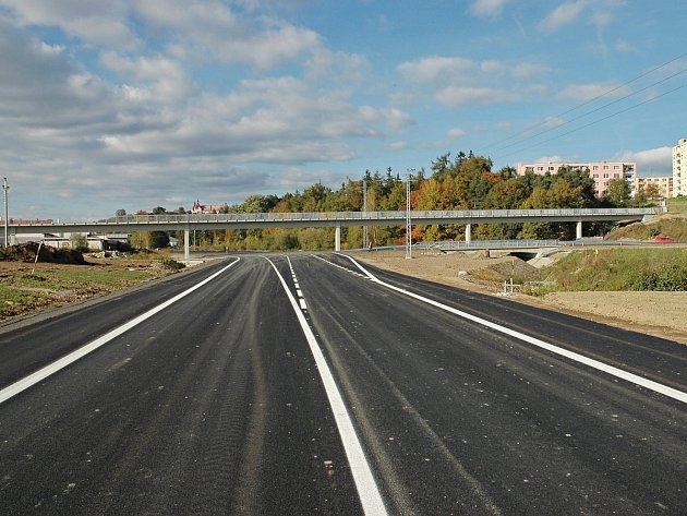 Nejrychlejší dvouproudá silnice v Česku spojuje dálnici D5 s Chebskem průměrnou rychlostí téměř 80 kilometrů za hodinu. V pozadí lávka pro pěší. Snímek z roku 2007 před dokončením nově vznikajícího průtahu.