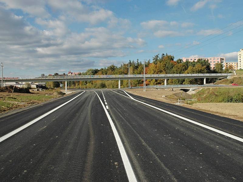Nejrychlejší dvouproudá silnice v Česku spojuje dálnici D5 s Chebskem průměrnou rychlostí téměř 80 kilometrů za hodinu. V pozadí lávka pro pěší. Snímek z roku 2007 před dokončením nově vznikajícího průtahu.