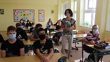 Studenti Gymnázia Stříbro v rouškách - Ilustrační foto