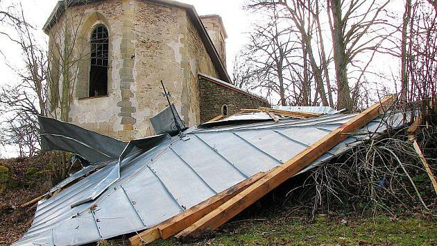 Vítr sundal střechu kostela