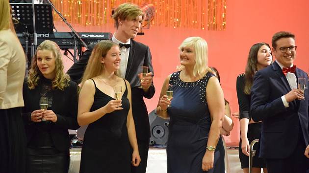 Na Večerního bálu, který si uspořádali studenti předposledního ročníku Gymnázia Tachov, hostům zazpívala studentka Natálie Havlíčková.