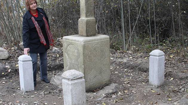 Místostarostka Boru Jana Šperková při kontrole restaurovaného pomníku u Čečkovic.