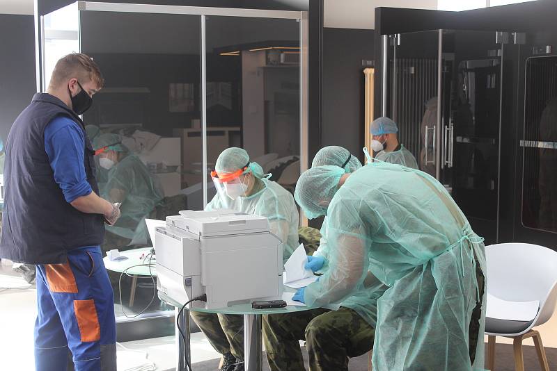 Testování zaměstnanců firmy Kermi Stříbro antigenními testy na covid-19.