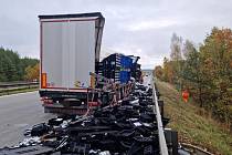 Střet dvou kamionů na dálnici D5 u Benešovic.