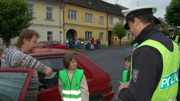 Žáci druhé a páté třídy Základní školy v Černošíně (na snímku ) ve středu za hodinu podělili autíčky dvanáct řidičů.