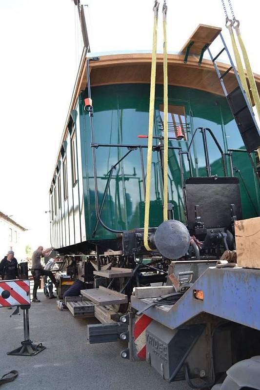 Nakládka historického vagonu a přeprava na nádraží Bezdružice.