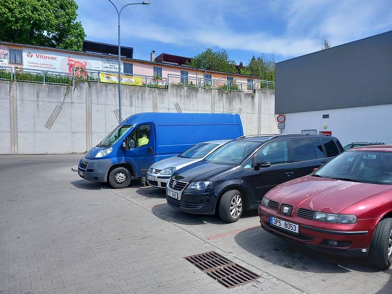 Úzká parkovací místa trápí řidiče u OC Kaskády v Tachově, mnohým nevyhovuje ani prostor u Penny či Lidlu.