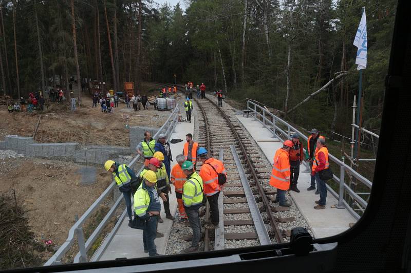 Ze zatěžkávací zkoušky viaduktu přes přehradu Hracholusky.