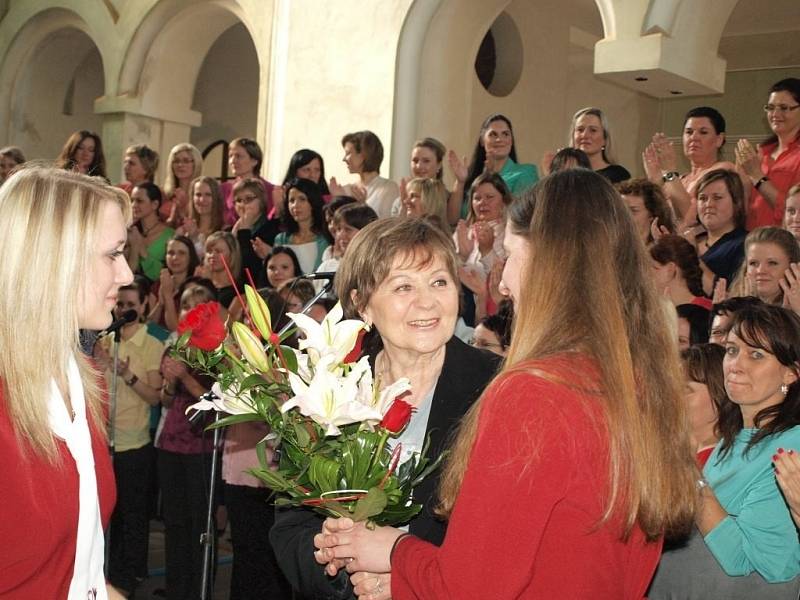 Tachovský dětský sbor oslavil čtyřicáté nározeniny i koncertem ve světecké jízdárně.