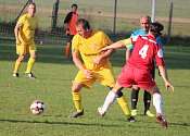 Fotbalisté Halže (ve žlutém) vstoupili do nové sezony až ve druhém kole, když jejich utkání úvodního kola se Sulislaví bylo odloženo na 7. listopadu.
