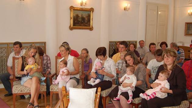Sedmnáct nových občánků bylo pozváno v předvečer mezinárodního dne dětí do obřadní síně tachovského zámku. 