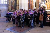 České a německé písně v podání malých zpěváčků se nesly kostelem Nanebevzetí Panny Marie v Kladrubech.