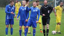 Tatran Chodov (ve žlutém) - TJ Chodský Újezd (v modrém) 2:2 (2:0), PK 3:4.