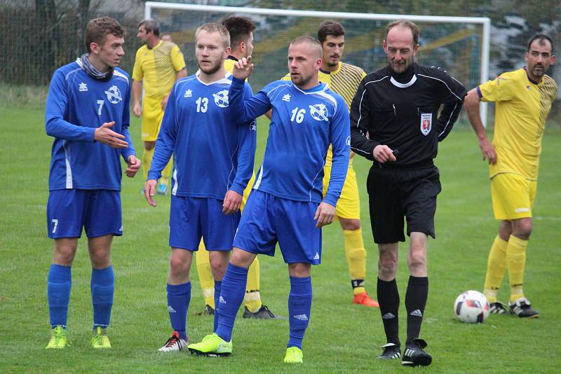 Tatran Chodov (ve žlutém) - TJ Chodský Újezd (v modrém) 2:2 (2:0), PK 3:4.