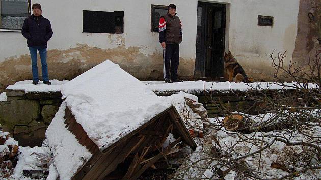 BOŽÍ DOPUŠTĚNÍ. Takhle to vypadlo na zahradě Miluše Cvetanové (na snímku), kde byla i bouda. Strom z ní odklízeli nejdříve lestkovští hasiči. Na pomoc pak dorazila i jednotka z Tachova.