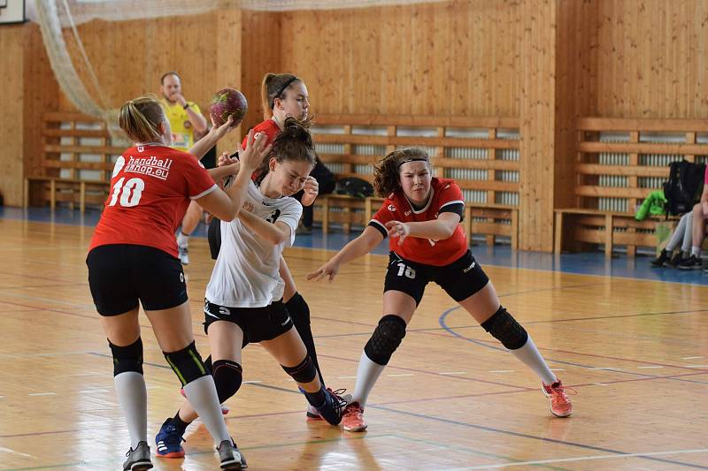 Žákovská liga starších žákyň - Slavoj Tachov (v bílém).