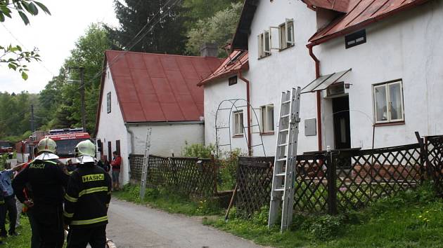 Při čtvrtečním požáru v Michalových Horách zasahovali profesionální i dobrovolní hasiči. 