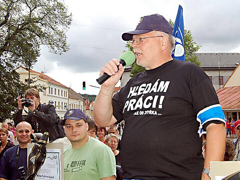 Zaměstnanci se s firmou rozloučili pohřebním maršem