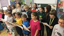 Česko zpívá koledy se chystá před základní školu Kostelní v Tachově