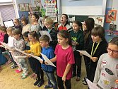 Česko zpívá koledy se chystá před základní školu Kostelní v Tachově