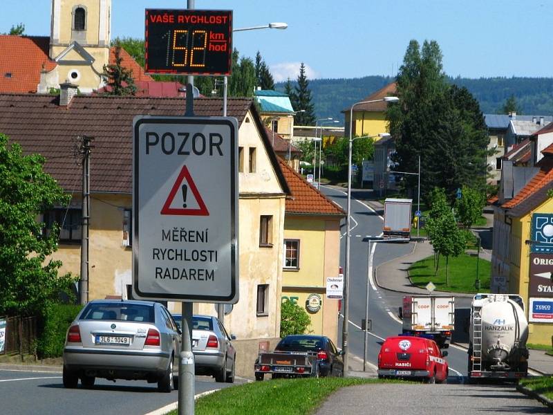 Intenzivní provoz v ulici Pohraniční stráže v Chodové Plané.