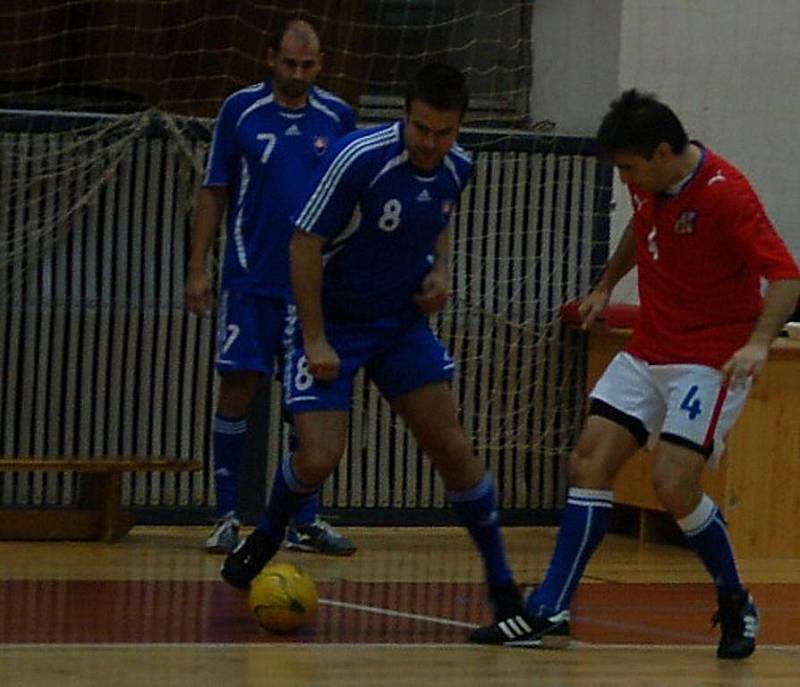 Fotbaloví rozhodčí se představili na palubovce sportovní haly v Tachově v roli hráčů. 
