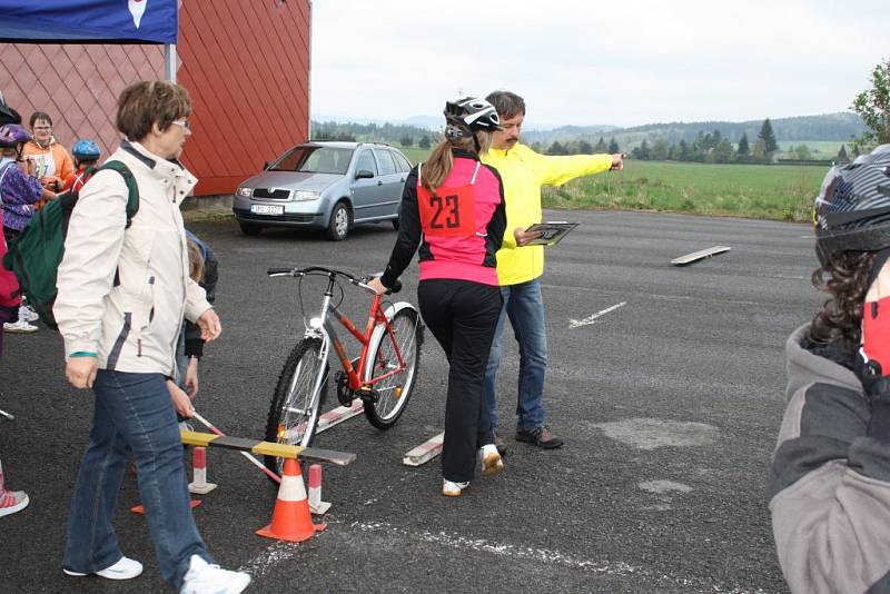 Téměř stovka dětí zápolila ve čtvrtek na dopravním hřišti v Tachově v okresním kole dopravní soutěže mladých cyklistů. 