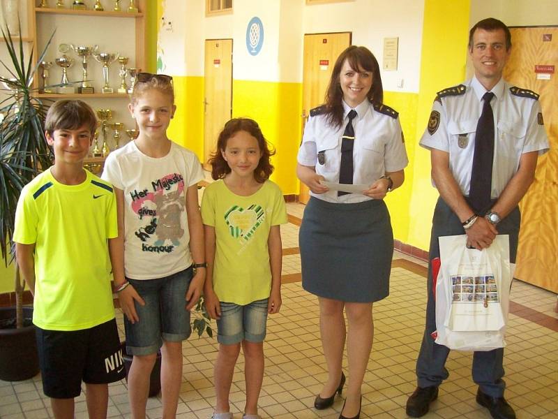 Vyhlášení vítězů (zleva): Marek Šmída, Nela Říhová, Viktorie Chejnovská, por. Mgr. Adéla Červená, kpt. Mgr. Luboš Kasl 