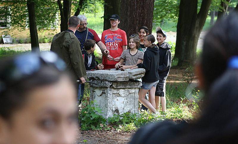 Hasiči předvedli dětem záchranu osoby z druhého patra hořícího zámku v Chodové Plané a policie ukázala výcvik psů.