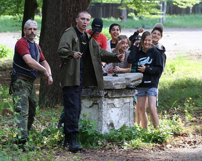 Hasiči předvedli dětem záchranu osoby z druhého patra hořícího zámku v Chodové Plané a policie ukázala výcvik psů.