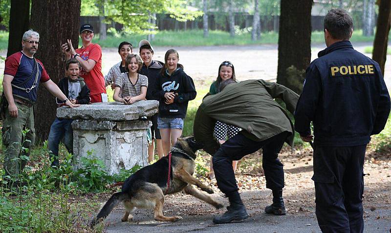 Hasiči předvedli dětem záchranu osoby z druhého patra hořícího zámku v Chodové Plané a policie ukázala výcvik psů.