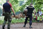 Hasiči předvedli dětem záchranu osoby z druhého patra hořícího zámku v Chodové Plané a policie ukázala výcvik psů.