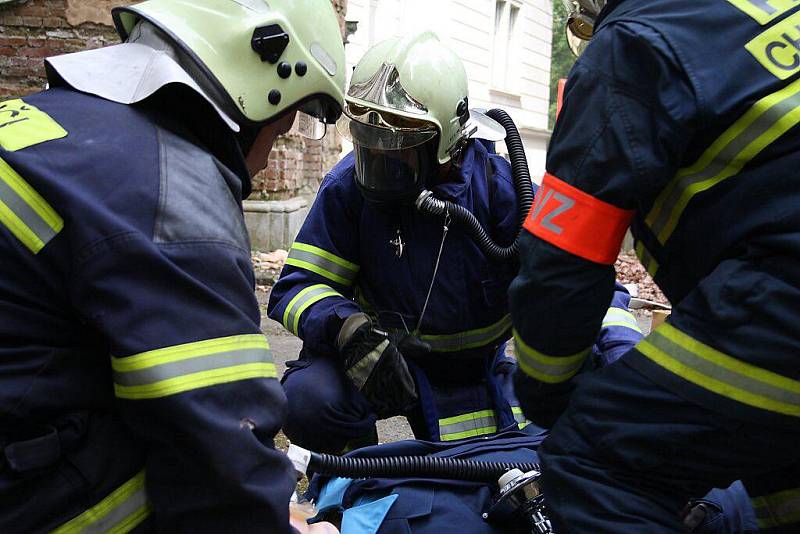 Hasiči předvedli dětem záchranu osoby z druhého patra hořícího zámku v Chodové Plané a policie ukázala výcvik psů.