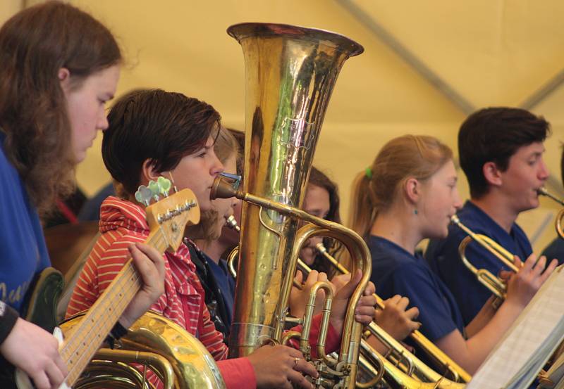 O závěrečný koncert se postarala Juvenka a Frajara Putika