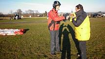 Paragliding je letecký sport. Provozují ho i na letišti v Erpužicích nedaleko Stříbra.