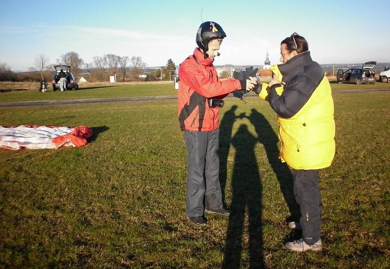 Paragliding je letecký sport. Provozují ho i na letišti v Erpužicích nedaleko Stříbra.