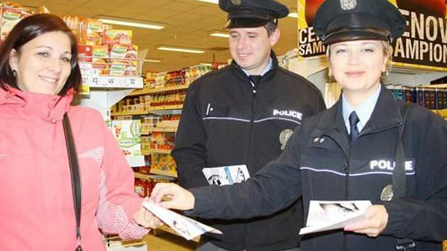 JEDNOU ZE zákaznic, které policisté v tachovském supermarketu varovali před kapsáři, byla Veronika Vrkočová. 