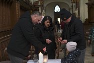 Rozdávání betlémského světla na Štědrý den v kladrubském klášteře je mnohaletá tradice a lidé si pro něj chodí pravidelně.