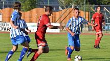 FK Tachov (v červeném) - FK Staňkov (v modrém) 6:1 (3:0).