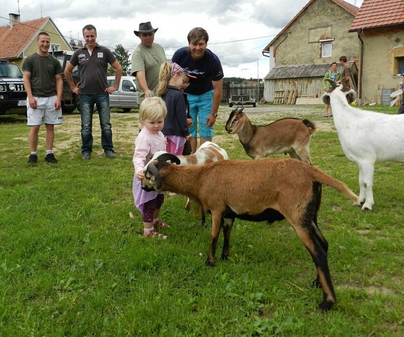 Spousty lidí lákala i jízda na koních.