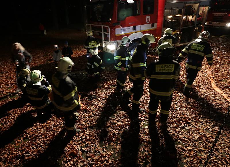 Zraněné osoby hasiči snesli až ze zámecké věže, cvičili se v Chodové Plané
