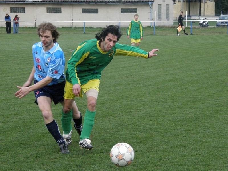 Stříbrští fotbalisté prohráli v Chrástu 7:0 