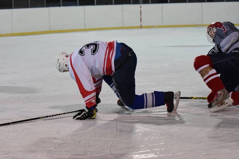 Utkání stříbrské Naší hokejové ligy (NHL) mezi HC Rudé Rozety (bíločervené dresy) a Úlicemi.