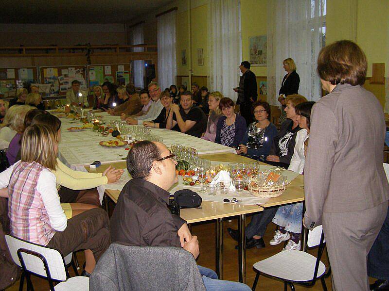 Pedagogové se sešli při závěrečném posezení ve školní jídelně, kde jim děti zpříjemnily večer hudbou a zpěvem.