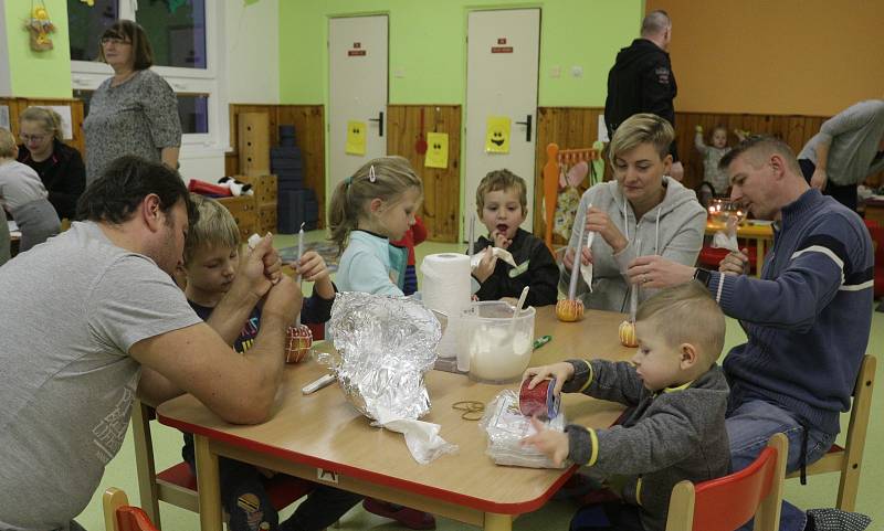 Mateřinka v Halži pozvala rodiče s dětmi, ale také veřejnost, do své druhé třídy na Vánoční dílničky.